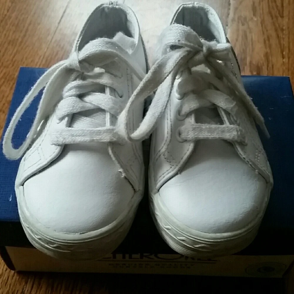 Cherokee Toddler Size 5.5 White Leather Lace-Up Sneakers